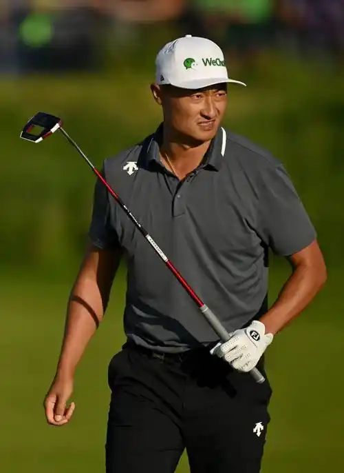 高尔夫PGA锦标赛惊现冷门双雄领跑，李昊桐强势反弹紧追不舍